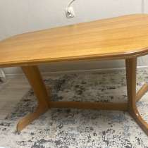 Продаю стол обеденный, дерево, цена 10 тыс, в отличном состо, в Элисте