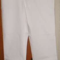 Брюки из джинсовой ткани белого цвета со стразами на задних, в Калининграде