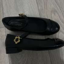 2500. Надевала один раз, имеются пару незаметных царапин, в Махачкале