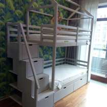 Продам детскую двухъярусную кровать с корпусной лестницей, в Новосибирске