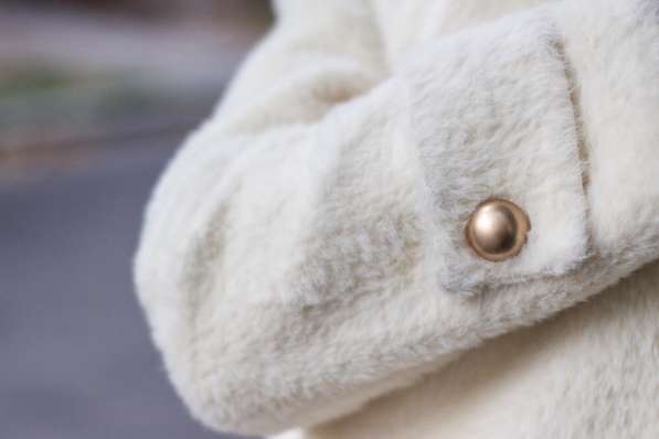 Шикарное белое пальто в Москве фото 4