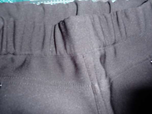 Утеплённые черные брюки 38-42 разм в Нижнем Тагиле