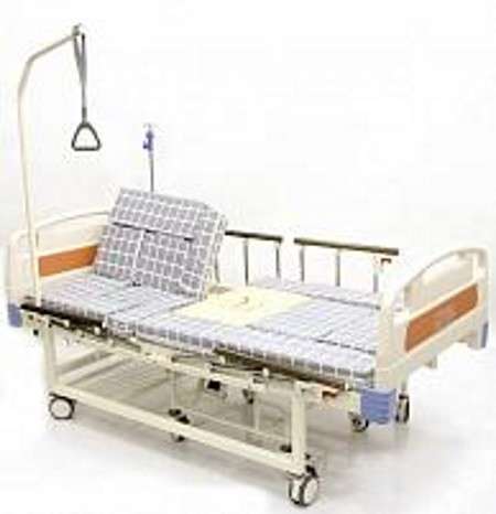 Кровать медицинская функциональная с туалетом и креслом в фото 3