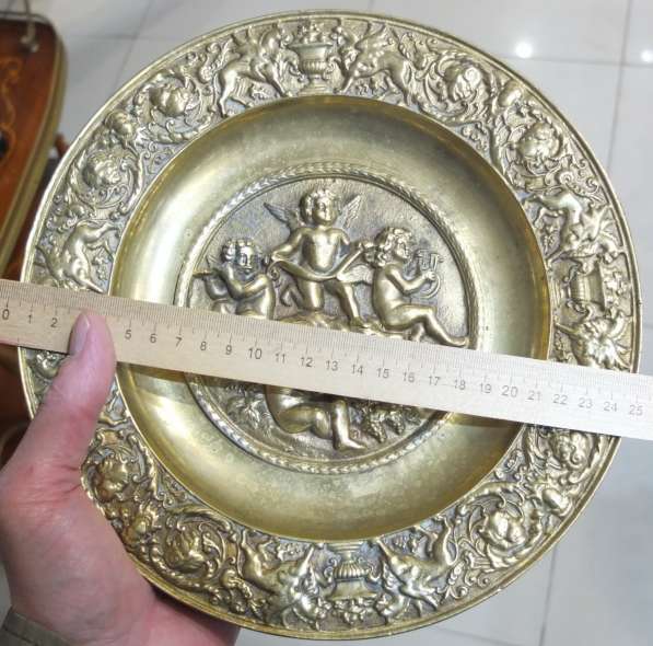 Бронзовая настенная тарелка с ангелочками, тяжёлая, старая в Ставрополе фото 6