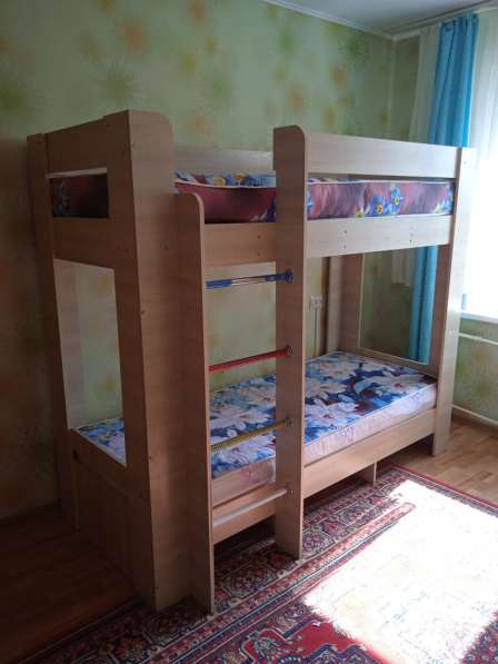 Продается двух-этажная кровать с двумя матрасами