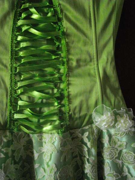 Красивенное платье-бюстье на корсете в фото 3