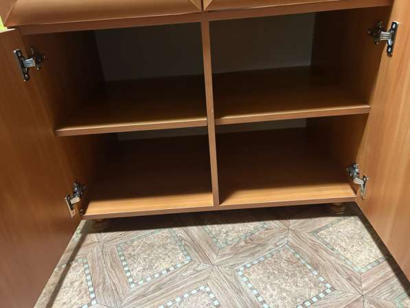 Продается вместительный светло-коричневый деревянный шкаф в Астрахани