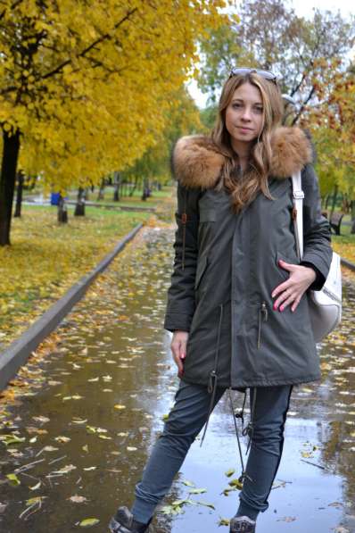 Парка с лисой и енотом, новая, женская в Москве фото 3