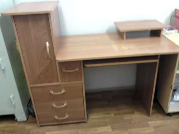 Компьютерный стол, холодильник, офисные кресла 2 шт. в Саратове фото 3
