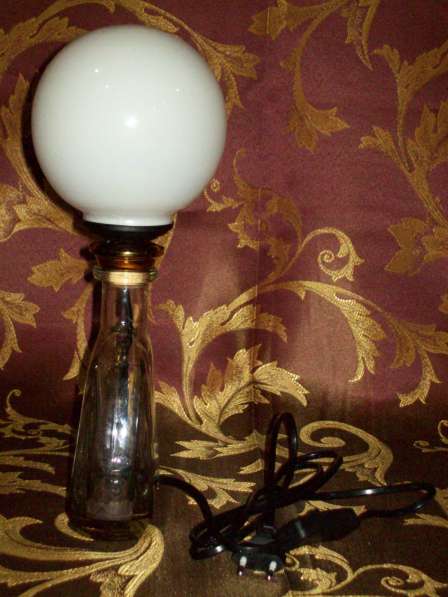 Оригинальный дизайнерский настольный светильник из бутылки в фото 3
