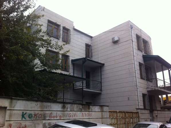В тбилиси, в старом городе прадается 3-х етажни особняк