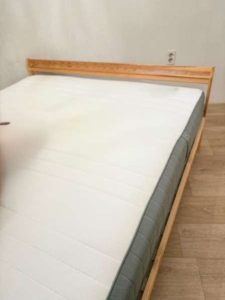 Продам кровать двуспальную с матрацем « Икеа»