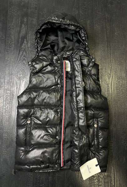 Жилетка Moncler с капюшоном в Череповце