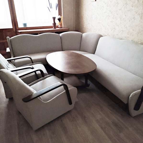 Гарнитур гостиной мягкой мебели в хорошем состоянии