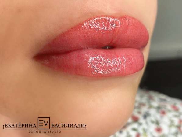 Перманентный макияж губ в технике напыление