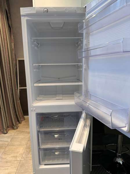 Продам холодильник Indesit в Москве