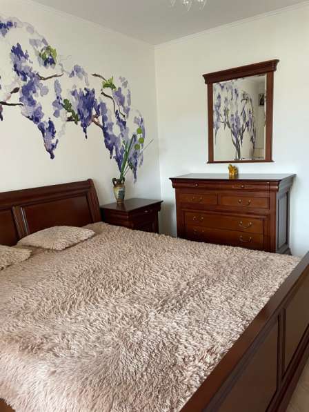 Уютная двухкомнатная квартира на сутки в фото 10