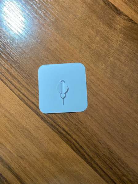 Вытаскивает сим карту