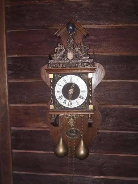 Старинные часы на гирях с боем в бронзе