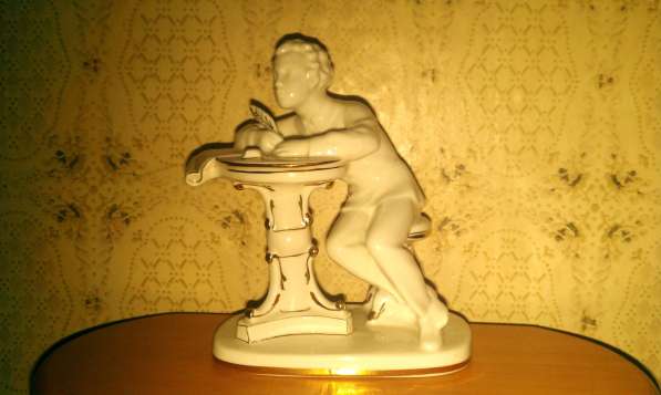Фарфоровая статуэтка ' Юный Пушкин.'