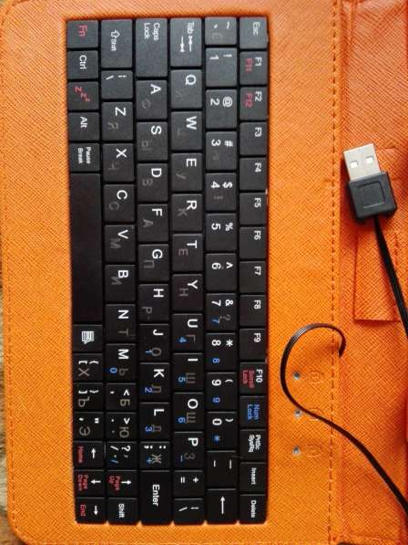 Оранжевый чехол для планшета с клавиатурой в 