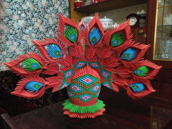 Павлин разноцветный из 3 d модульного оригами в фото 3