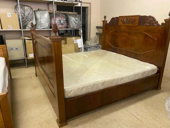 Кровать двуспальная с матрасом 200 200 и 2 тумбочки