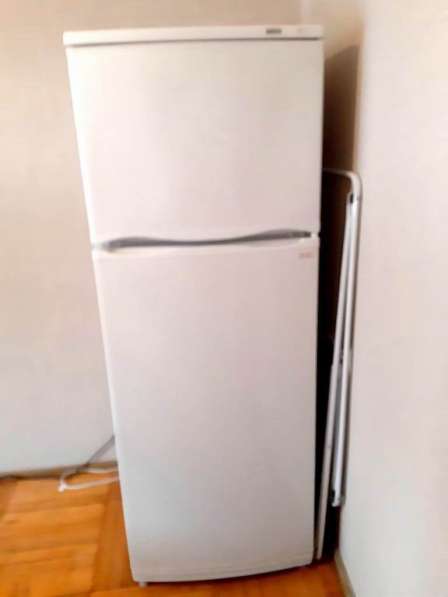Продаю двухкамерный холодильник Атлант
