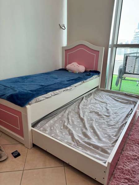 Pull out bed in perfect condition. sold with mattresses в 