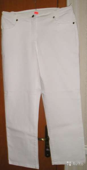 Брюки из джинсовой ткани белого цвета со стразами на задних