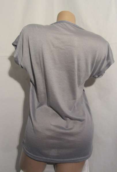 Женская серая футболка в фото 3