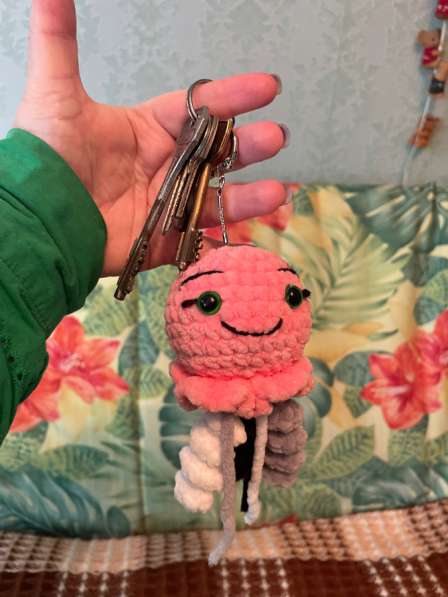 Вязаный крючком плюшевый брелок - осьминожка в Москве фото 3