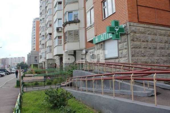Продам двухкомнатную квартиру в Люберцы. Жилая площадь 52 кв.м. Дом панельный. Есть балкон.