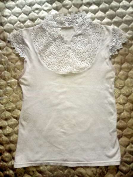 Белая гипюровая футболка женская
