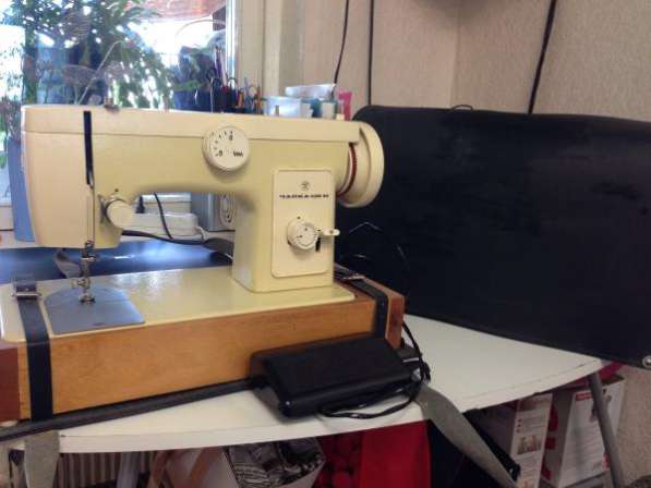 Электрическая швейная машинка "чайка" в рабочем состоянии