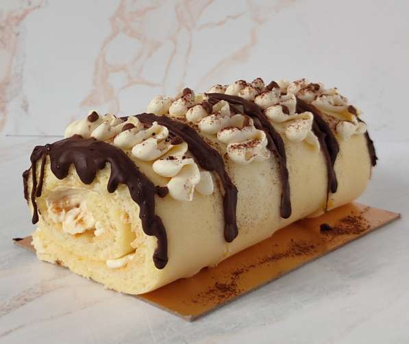 Ролл-Кейк с абрикосом и шоколадным декором