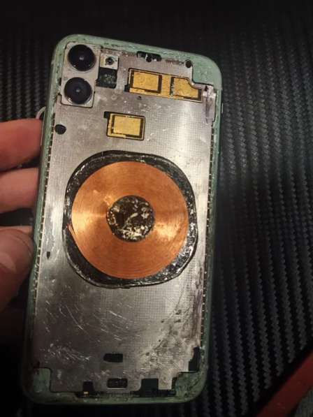 Отдам даром разбитый айфон 11 в Казани