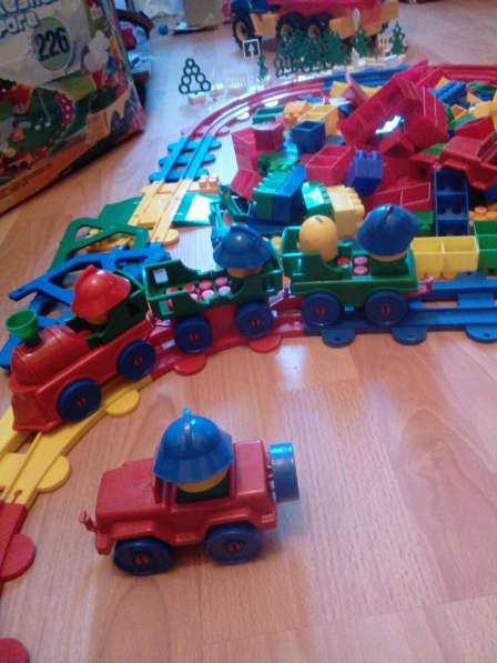 Детская железная дорога и кубики