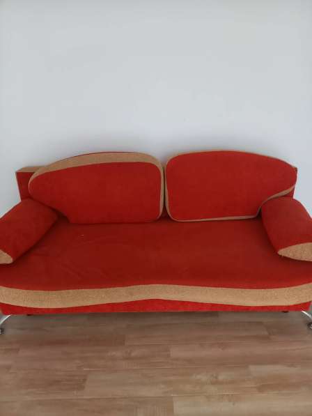 Раскладывающий диван б/у в фото 5
