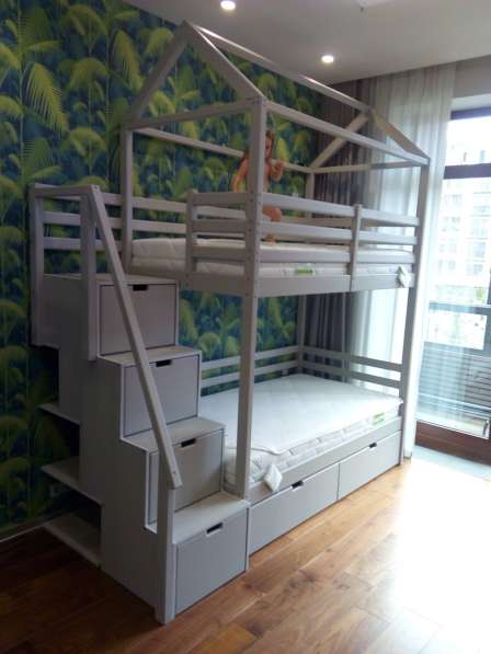 Продам детскую двухъярусную кровать с корпусной лестницей