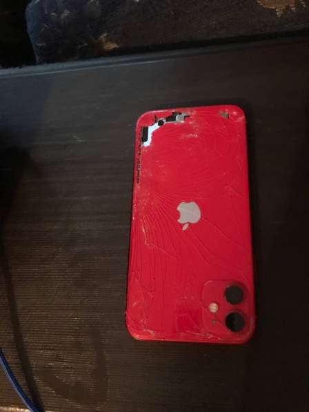 Продаю iPhone 11 128 gb в ограничено в красном цвете