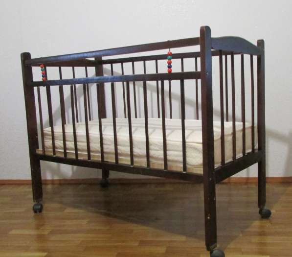 Детская кроватка с матрасиком