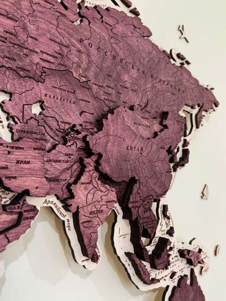 Карта мира из дерева в цвете бордо в Набережных Челнах