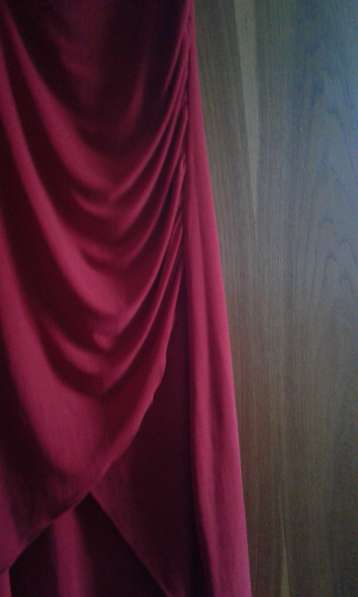 Платье вечернее ярко-красного цвета в фото 6