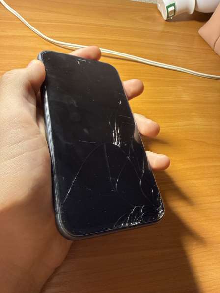 Айфон11.Разбитый экран,77%аккумулятора,128гб