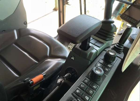 Мини-экскаватор Cat302 в Москве фото 5