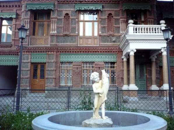 Красивеиший дом в самом ценре города Тбилиси в фото 6