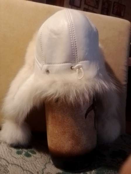Женская шапка-ушанка белого цвета в фото 4