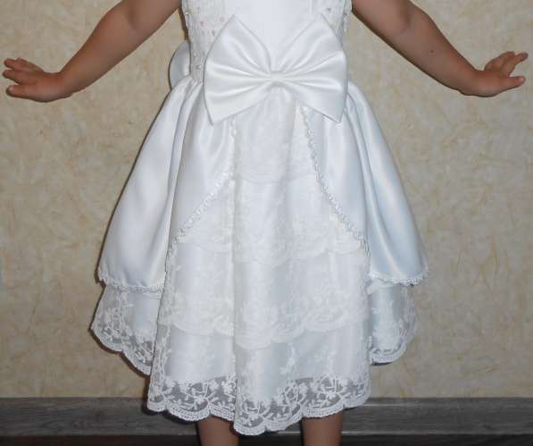 Платье белое, праздничное, нарядное, кружевное в фото 4