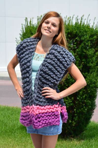 Жилетка из толстой пряжи в фото 27